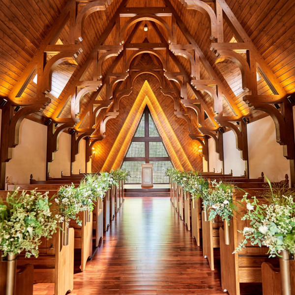 森に佇む「森音の教会」は木の香と暖かみを感じられる。