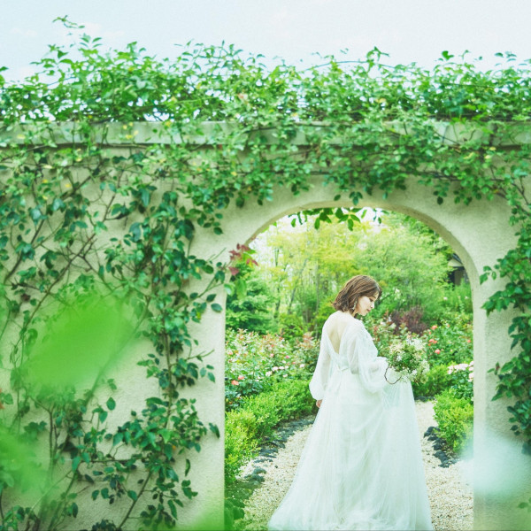 フォトウエディングや前撮りではソロ撮影を取り入れて異なる印象の写真を。