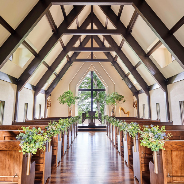 湖のほとりに佇む「水音の教会」は自然光あふれる落ち着いた色合いの教会。