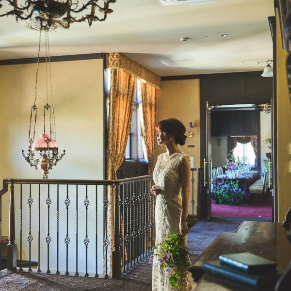 クラシカルな階段で映画のワンシーンのような写真を。アンティーク装花の中で大人のフォトウェディングも。