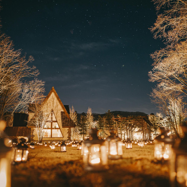 星空の下で幻想的なキャンドルに包まれた思い出深い挙式が叶う。
