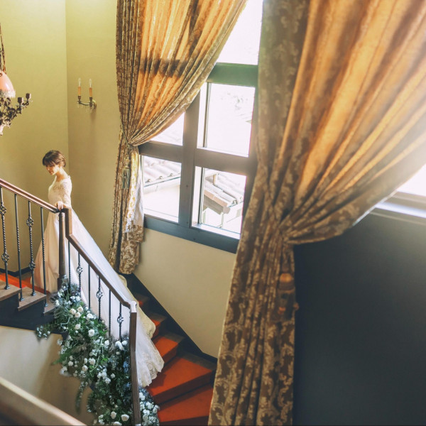 1組では高額になりがちな生花装飾もシェアすることで特別な空間を手の届きやすい価格に。