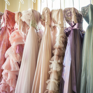ウエディングドレスからカラードレスまで豊富な衣裳からお選び頂けます。