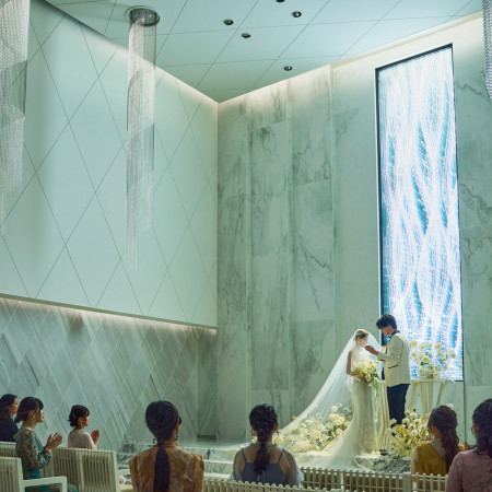 天井高8mの圧巻のクリスタルホワイトチャペル（最大100名様着席収容）