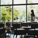 四季の魅力が詰まった庭園を望むラウンジ