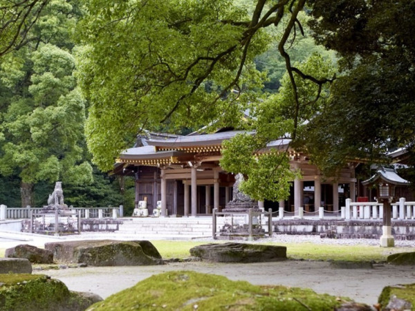 周辺神社での厳かな神前式も人気《護国神社》
