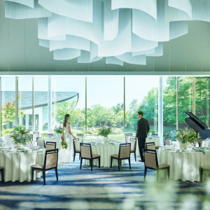 庭園を望む披露宴会場。天井に施された長良川の流れをモチーフにした美濃和紙のアートワークも美しい|岐阜モノリスの写真(54487050)