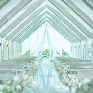 花嫁の透明感を引き立てる陽光注ぐ純白のチャペル|岐阜モノリスの写真(54515759)