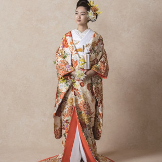 日本の伝統的な婚礼衣装の和装