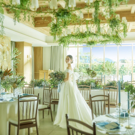 緑溢れるバルコニーからは自然光が降り注ぎ、自然と笑顔が溢れます