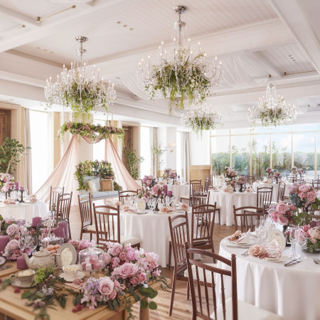 白基調の会場なのでピンクのコーディネートを用いて可愛い雰囲気に変更も可能