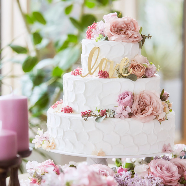 季節や結婚式のテーマに合わせてオリジナルのウェディングケーキを作成します！