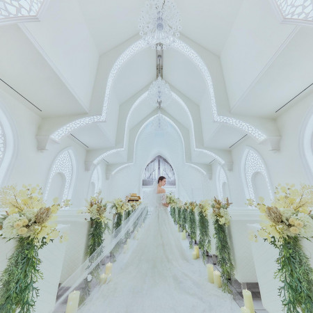 白亜の大聖堂は天井高10m、バージンロード12mを誇り、大切なセレモニーを彩ります