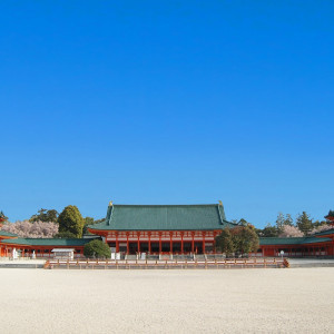 青空と白砂利に映える朱の社殿|平安神宮会館の写真(2425926)