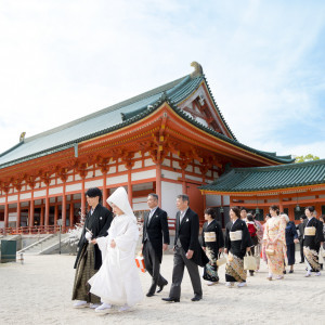 本殿挙式では、本殿をバックに花嫁行列をすることも可能です。|平安神宮会館の写真(33048499)