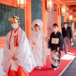 大切なご家族と歩く花嫁行列は、屋根があるため天候に左右されません。|平安神宮会館の写真(33048498)