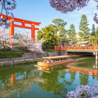 昭和天皇大礼を記念して建てられた、洛東岡崎のシンボルは観光にも人気のスポット。記念撮影にも