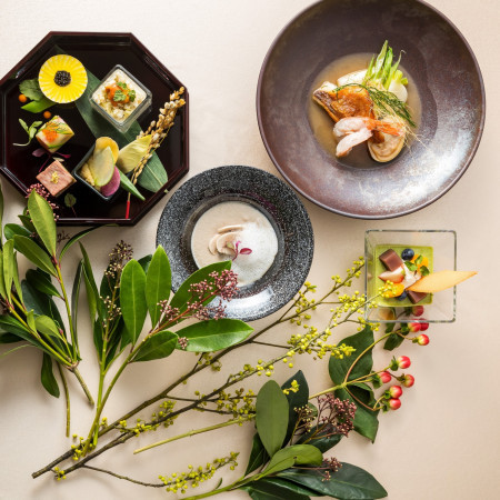 京都の⾵⼟が⽣んだ「京野菜」や近郊のA5ランク和⽜など、京都・関⻄の美味しいものを使い、素材の魅⼒を最⼤限に引き出す代々引き継がれた調理法にこだわっています。