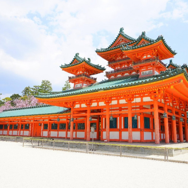 屋根付きの回廊で天候に左右されずに安心して挙式を行っていただけます。