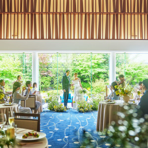 華美な演出がなくとも、四季折々の景色がパーティを彩ってくれる|岡山モノリスの写真(54505059)