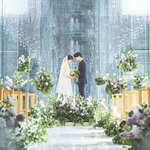 祭壇の奥には滝が流れ 光と水の煌めきが幻想的な雰囲気をつくる|岡山モノリスの写真(24916760)