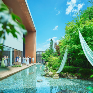 緑に包まれてガーデンでのケーキカット 自由度の高いウエディングを|岡山モノリスの写真(54505116)