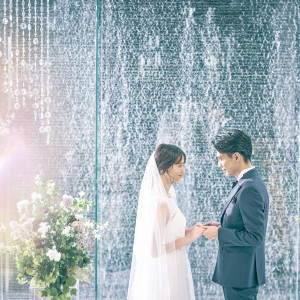 無数のクリスタルと滝の煌めきが神秘的なチャペルでの結婚式
