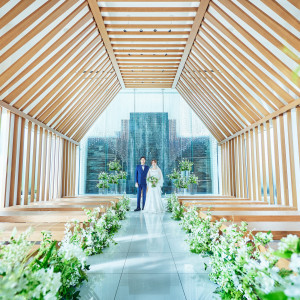 ナチュラルオークが醸し出す木の温もりがアットホームなセレモニーを演出|岡山モノリスの写真(54504990)