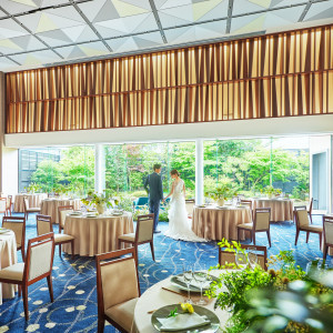 大きな窓から柔らかな自然光が差し込むパーティ会場|岡山モノリスの写真(54504992)