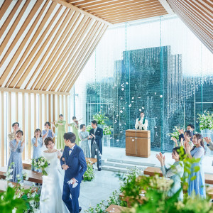 大切なゲストからの祝福を受けて幸せが溢れる瞬間|岡山モノリスの写真(54504996)