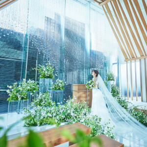 祭壇の奥に清々しく流れる滝が ふたりの誓いを美しく煌めかせる|岡山モノリスの写真(54505034)