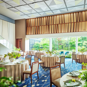 大きな窓から柔らかな自然光が差し込み四季折々の風情を感じる空間|岡山モノリスの写真(54505052)