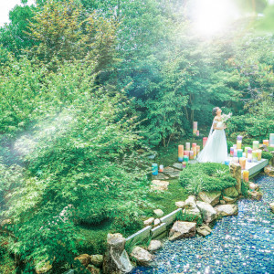 水の煌めきと緑に包まれ 花嫁姿がより一層美しく輝く|岡山モノリスの写真(37796903)