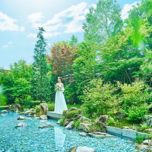 滝の音が心地よく響く日本庭園 季節によって様々な表情を感じられます|岡山モノリスの写真(54504991)