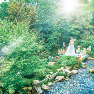 水の煌めきと緑に包まれ 花嫁姿がより一層美しく輝く|岡山モノリスの写真(35808182)