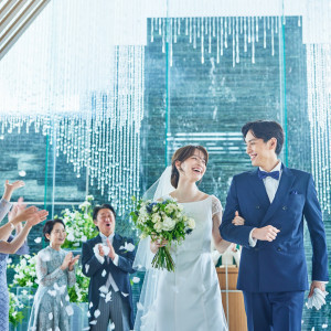 明るい陽光の中祝福を受けて笑顔が溢れる|岡山モノリスの写真(54505040)