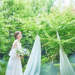 自然に囲まれて過ごす寛ぎのひととき 木々の木漏れ日がふたりを祝福する|岡山モノリスの写真(54505112)