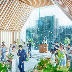 やさしく陽光が注ぎ、ふたりもゲストもリラックスした心温まる挙式会場|岡山モノリスの写真(54505036)