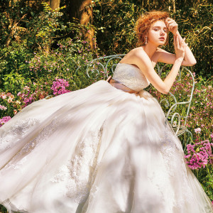 柔らかな印象のペールピンクのカラードレス。ホワイトの刺繍がかわいいドレスが素敵。|トリフォーリアNAGOYA（エルフラットグループ）の写真(30646096)