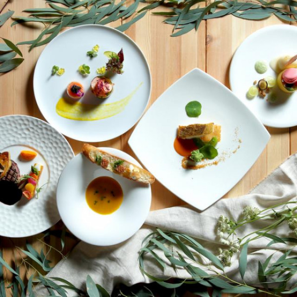 オープンキッチンから出される出来立てのお料理は口コミでも話題