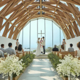 デコレーションには、生花を使用。祭壇には、目の前に広がる美ら海・青い空と重なるように存在感あるティファニー製の十字架がおふたりを見守ります。