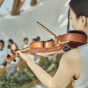 挙式中はバイオリンの生演奏をご用意。|瀬良垣島教会/アールイズ・ウエディングの写真(3071329)