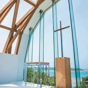ティファニー社製の十字架が美ら海を絶景する空間に佇みます。|瀬良垣島教会/アールイズ・ウエディングの写真(14816020)