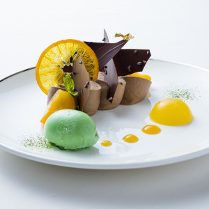 chef's choice： ⿊糖ガナッシュのエフィールショコラ  柑橘類のゼリー アプリコットソテー 抹茶アイス|瀬良垣島教会/アールイズ・ウエディングの写真(11824453)