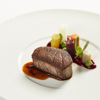肉料理：和牛ステーキ 赤いビーツのピュレにのせた5種類のシリンダーレギュム トリュフソース
