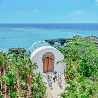 360度美しい海に囲まれた瀬良垣島に佇む独立型のチャペル