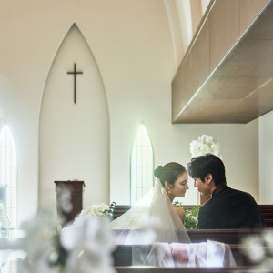 木のぬくもりと光が溶け合う、荘厳な雰囲気の中で誓いを|南青山サンタキアラ教会の写真(55638212)