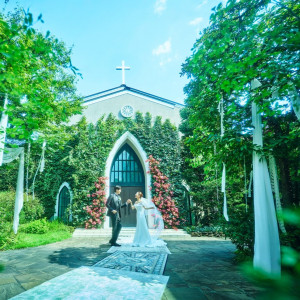 季節ごとに違う表情を見せるガーデンが舞台に|南青山サンタキアラ教会の写真(55676920)