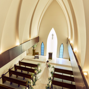 天井高13mの開放感あふれる教会|南青山サンタキアラ教会の写真(27672951)