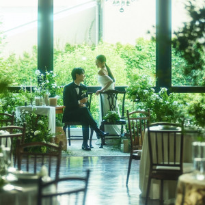 グリーン×ウッドの上品なコーディネートが魅力|南青山サンタキアラ教会の写真(55676597)